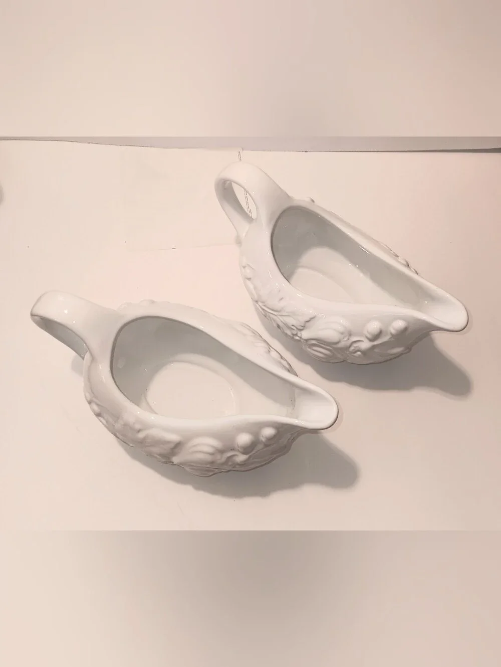 New In Box Gallery Vintage Lace Gravy Sauce Boat Linen Stoneware Set Of 2